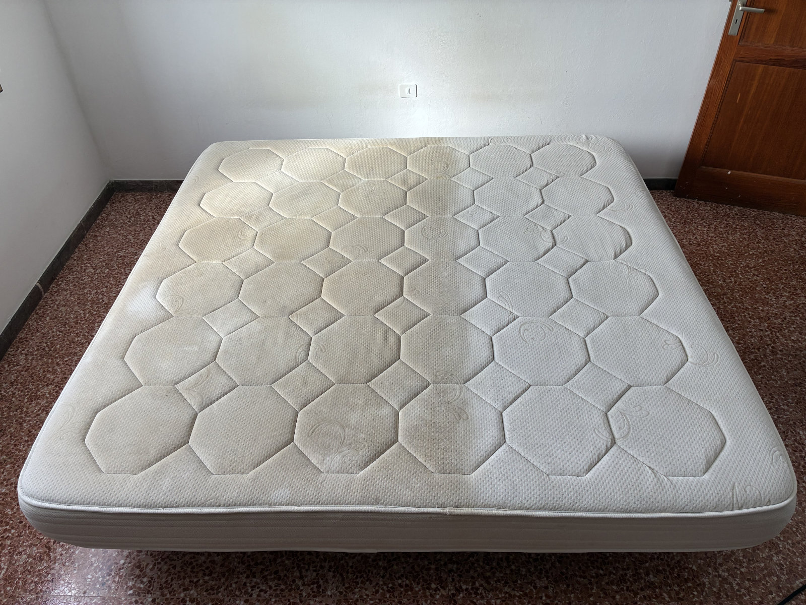 Before and after professional mattress cleaning showing one clean side and one dirty side in Gran Canaria